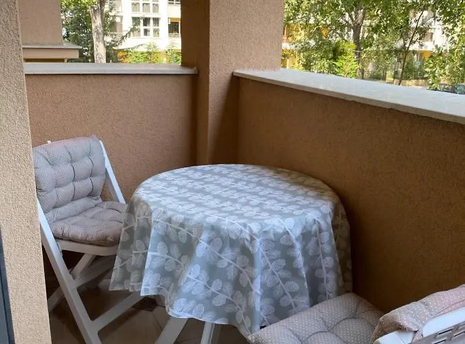 Aphrodite Gardens D208, Apartamento